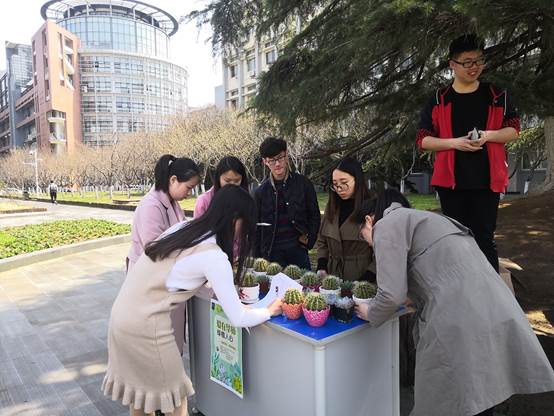 说明: E:\_研一下资料\宣传部部部部\3.12植树节\活动照片\19.jpg